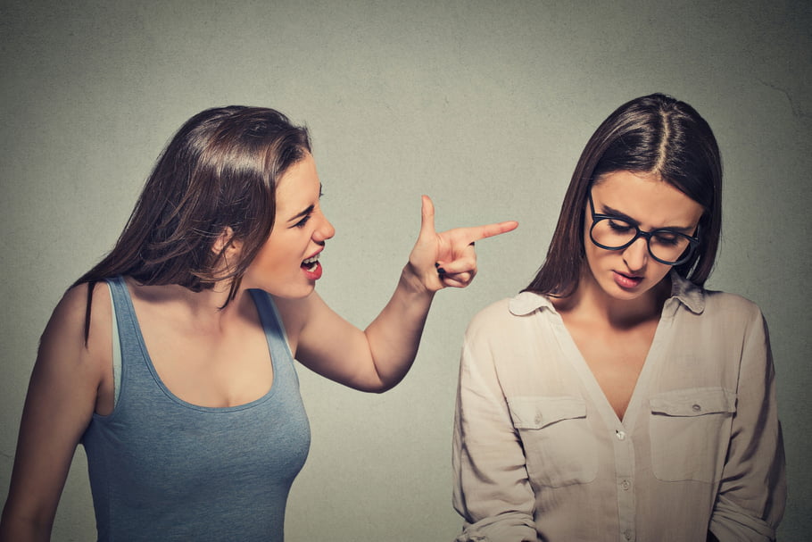 deux femmes disputent